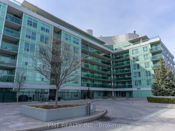 60 Fairfax Cres #111, Toronto, ON M1L 0E1