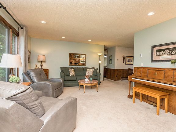 4th image of 715 Nissen St