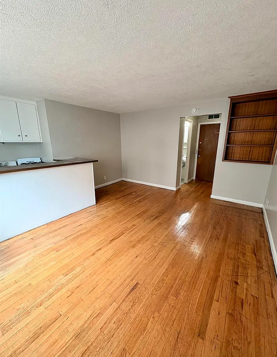 Corona Manor Apartments — Photo 2