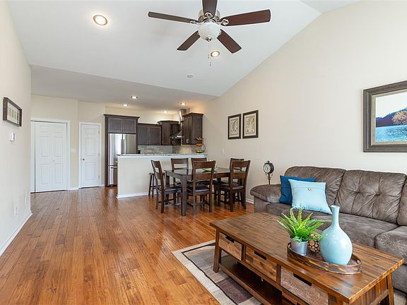 4th image of 425 Spruce Hills Dr