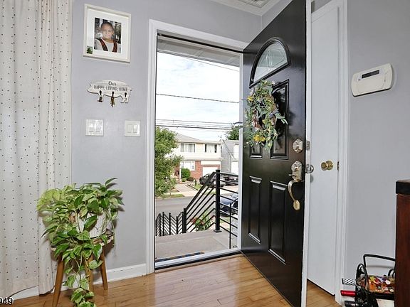 4th image of 290 Malcolm Ave