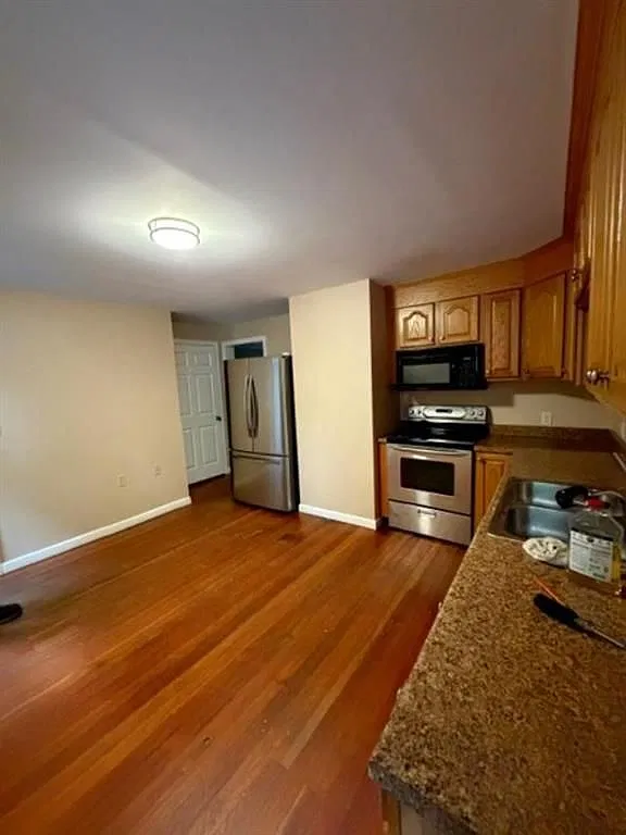 2 bed, 1.0 bath, 784 sqft, $1,800 — Photo 3