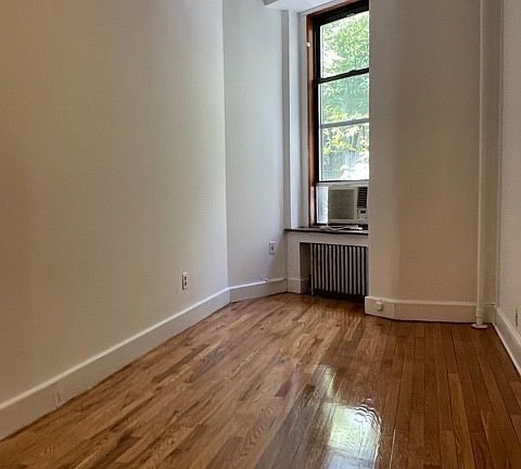 3rd image of 55 W 68th St #2