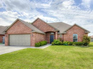 640 SW 7th St, Moore, OK 73160