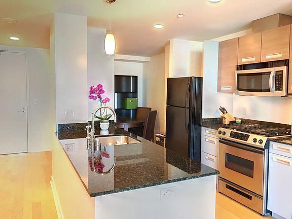 5th image of 300 Berry St Unit 619