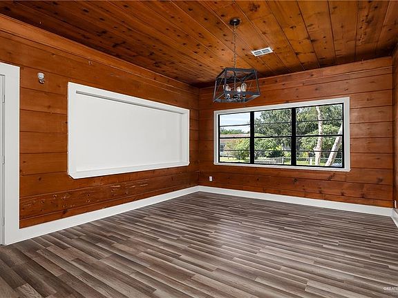 5th image of 620 W Hill Dr