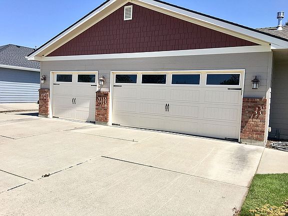 Spacious 3 car garage