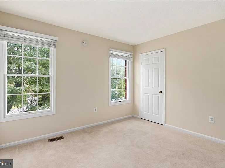 9708 Locust Hill Dr — Photo 34