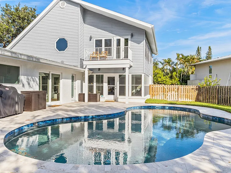 430 Island Cir — Photo 1