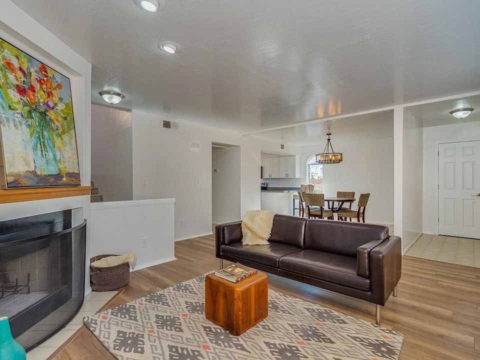 E Corner Wide Fireplace Front Entry Dini