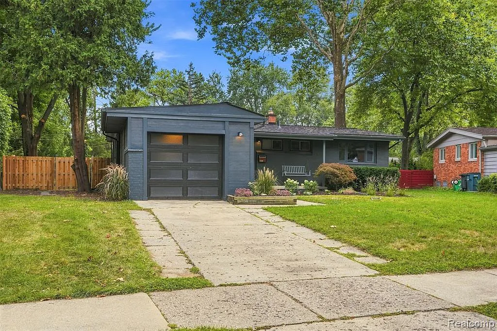 3 bed, 1.5 bath, 1861 sqft, $2,750 — Photo 2
