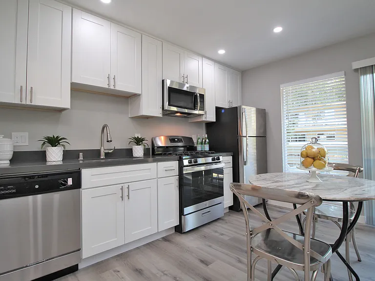 Redwood Creek Apartments — Photo 14