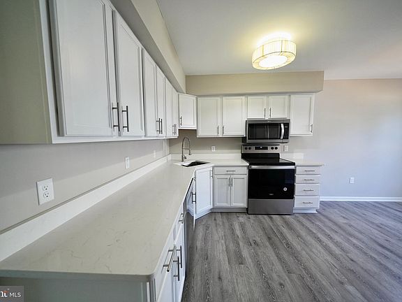 4th image of 100 Laurel Ct Unit 103