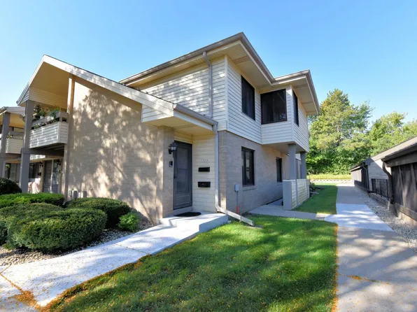 1591 South Carriage LANE #12, New Berlin, WI 53151