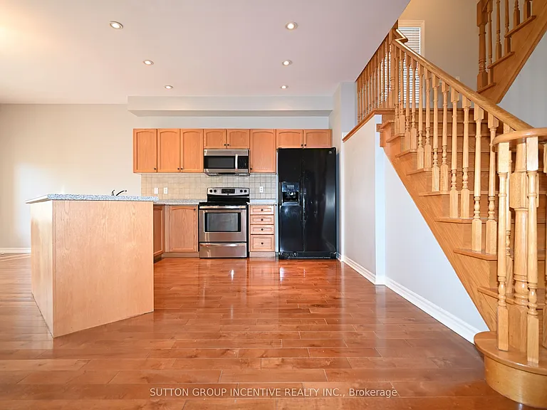 28 Silvercreek Cres #UPPER — Photo 4