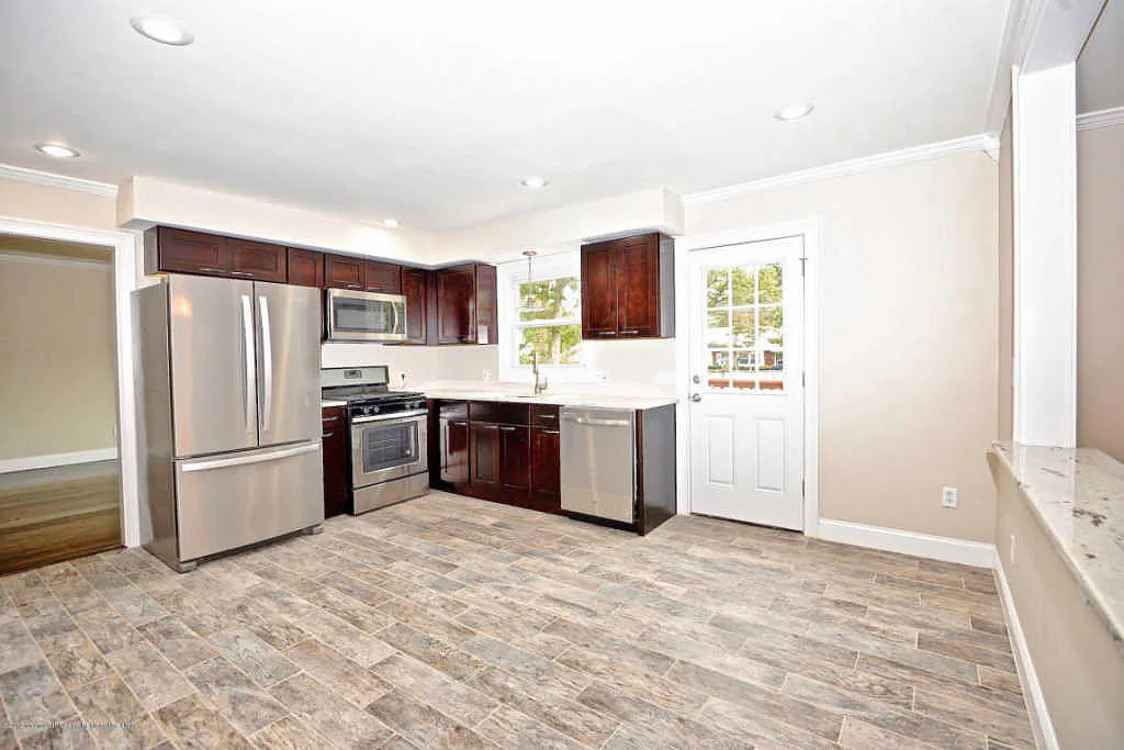 24 Cardinal Dr photo 1