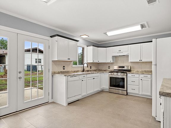 3rd image of 200 Hickory St