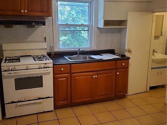 2nd image of 811 Howard Ave APT 1
