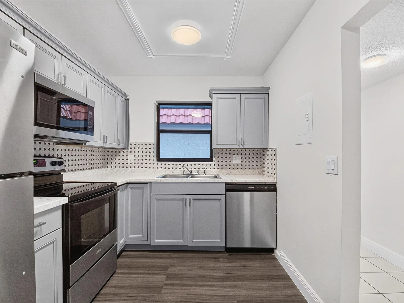 2 bed, 2.0 bath, 986 sqft, $2,200 — Photo 1