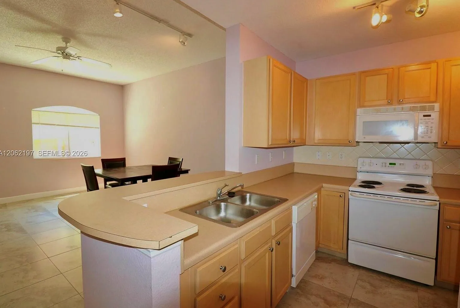 Valencia Condo — Photo 1