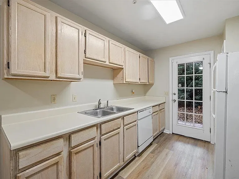 1346 Hancock St #B — Photo 8