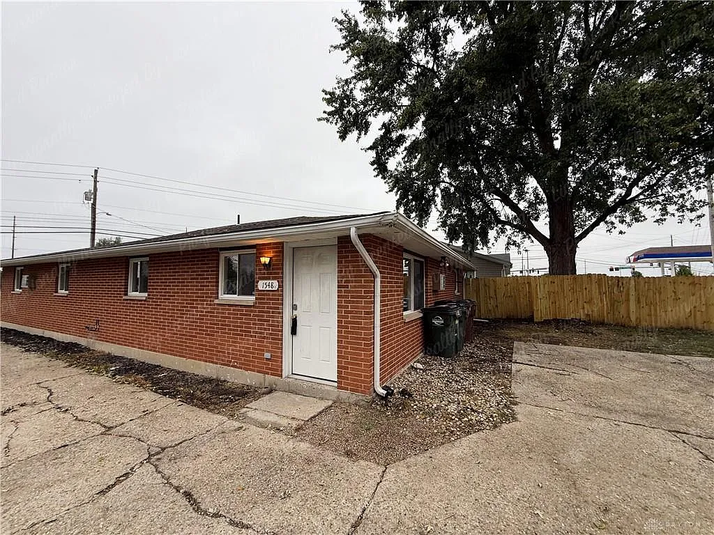 2 bed, 1.0 bath, 900 sqft, $1,150 — Photo 2