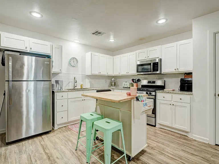 1520 N Market Ave — Photo 13