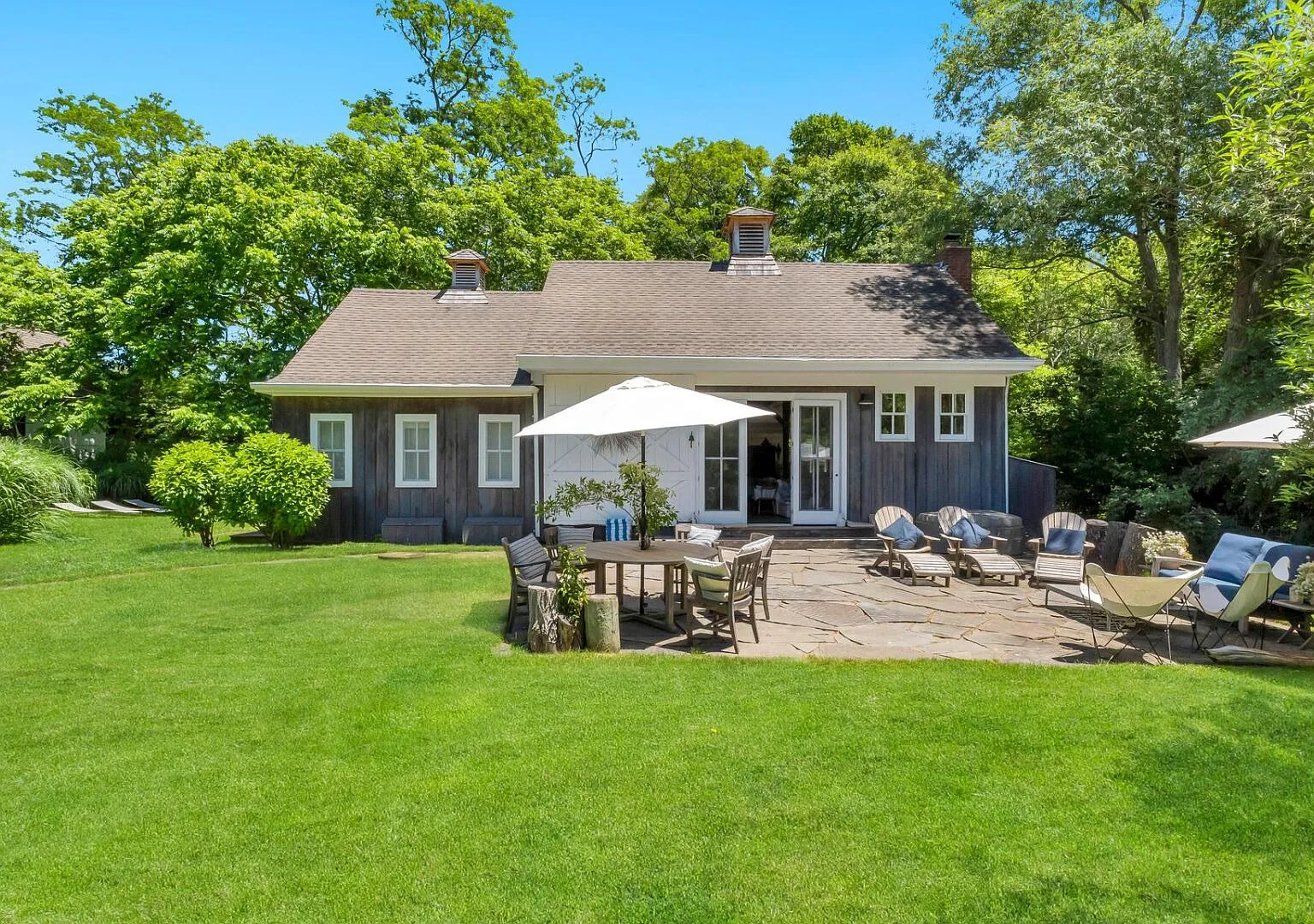 Stylish Hamptons Retreat with gorgeous pool on nearly four acres — Photo 4