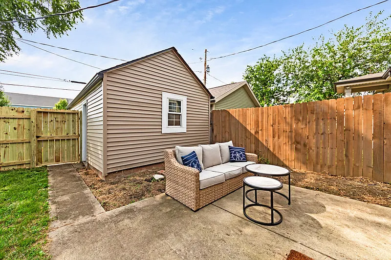 3 bed, 1200 sqft, $3,200 — Photo 2