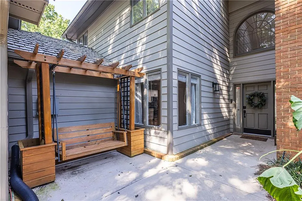 4 bed, 3.0 bath, 2442 sqft, $3,600 — Photo 4