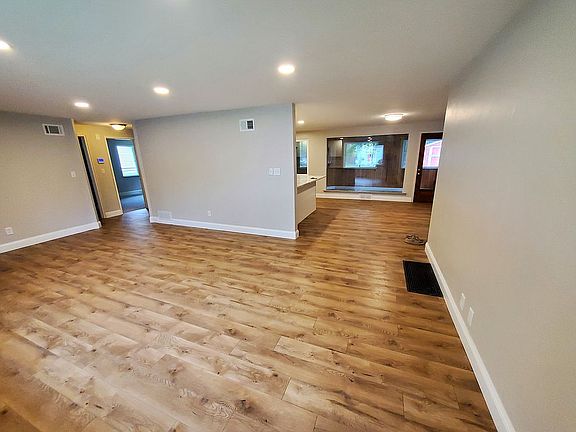 4th image of 275 Wood St