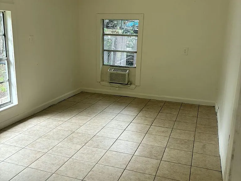 229 University Ave — Photo 8