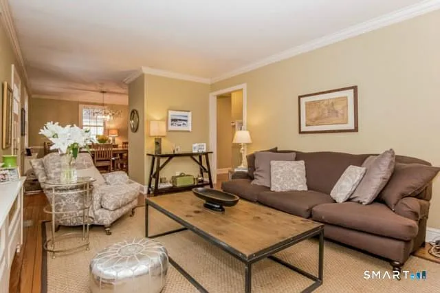 90 Linden Ave — Photo 2