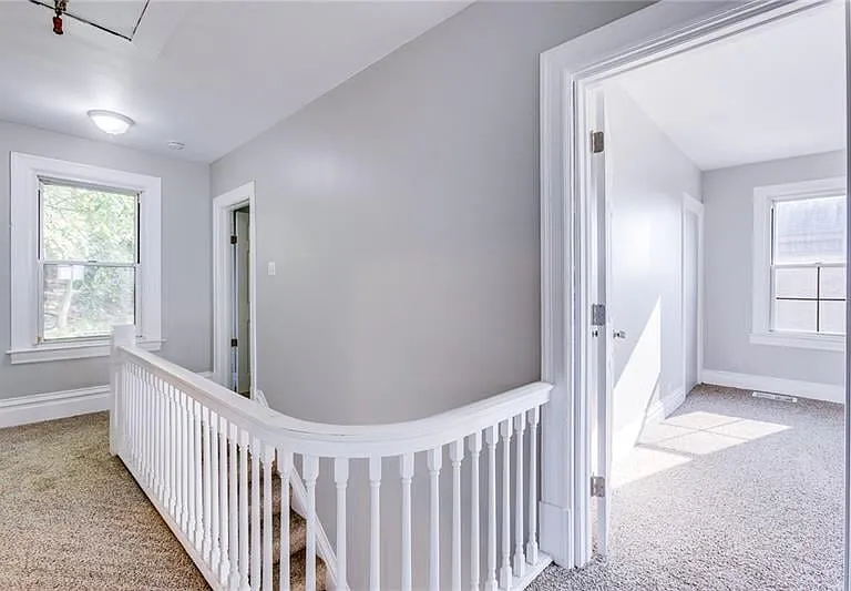 211 W Burgess St — Photo 4