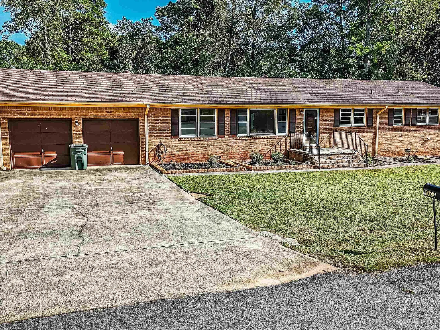 4 bed, 3.0 bath, 2109 sqft, $1,898 — Photo 2