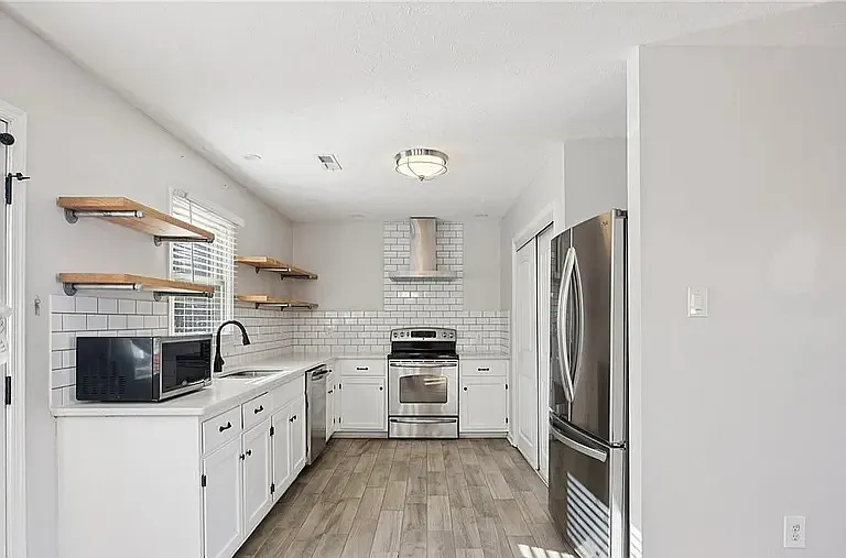 6295 Banshire Dr — Photo 7