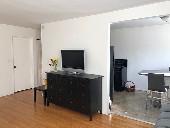3rd image of 2409 W Balmoral Ave APT 2B