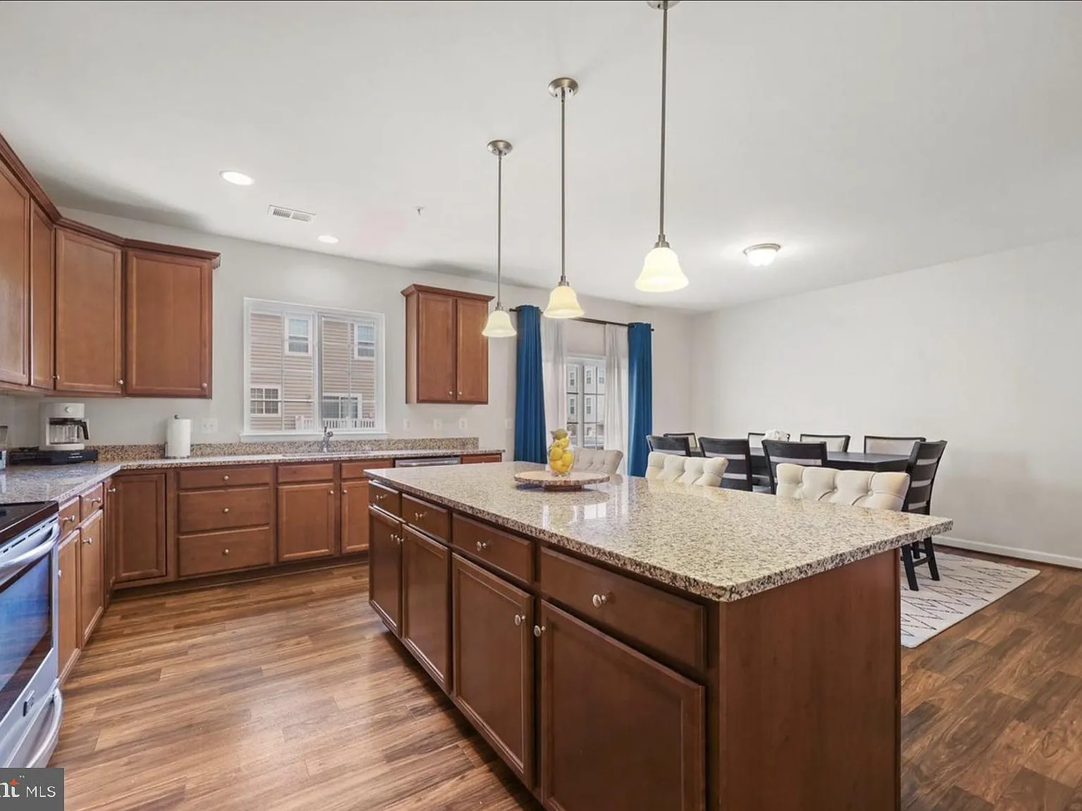 3 bed, 2.5 bath, 2362 sqft, $3,000 — Photo 4