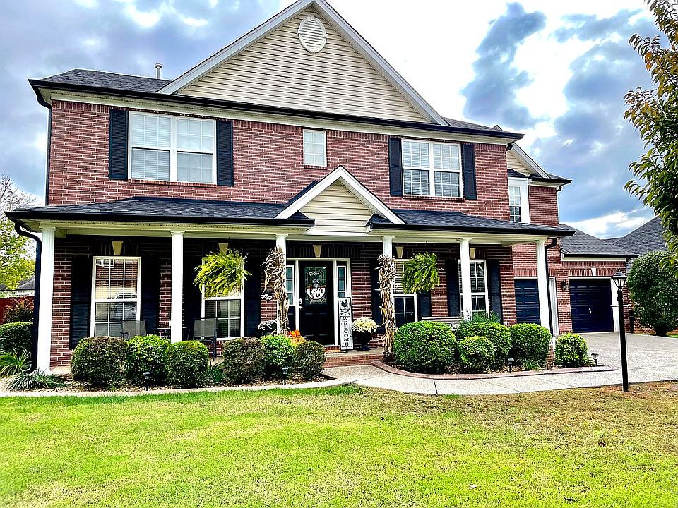 3 car gar + Lots of parking!