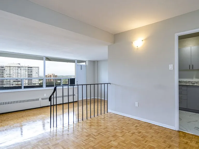 6161 Bathurst St — Photo 8