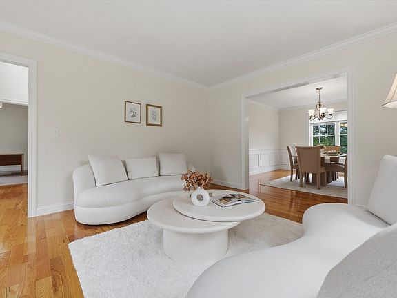 4th image of 8 Victoria Cir