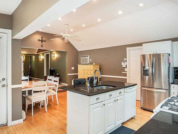 4th image of 273 Copiague Pl