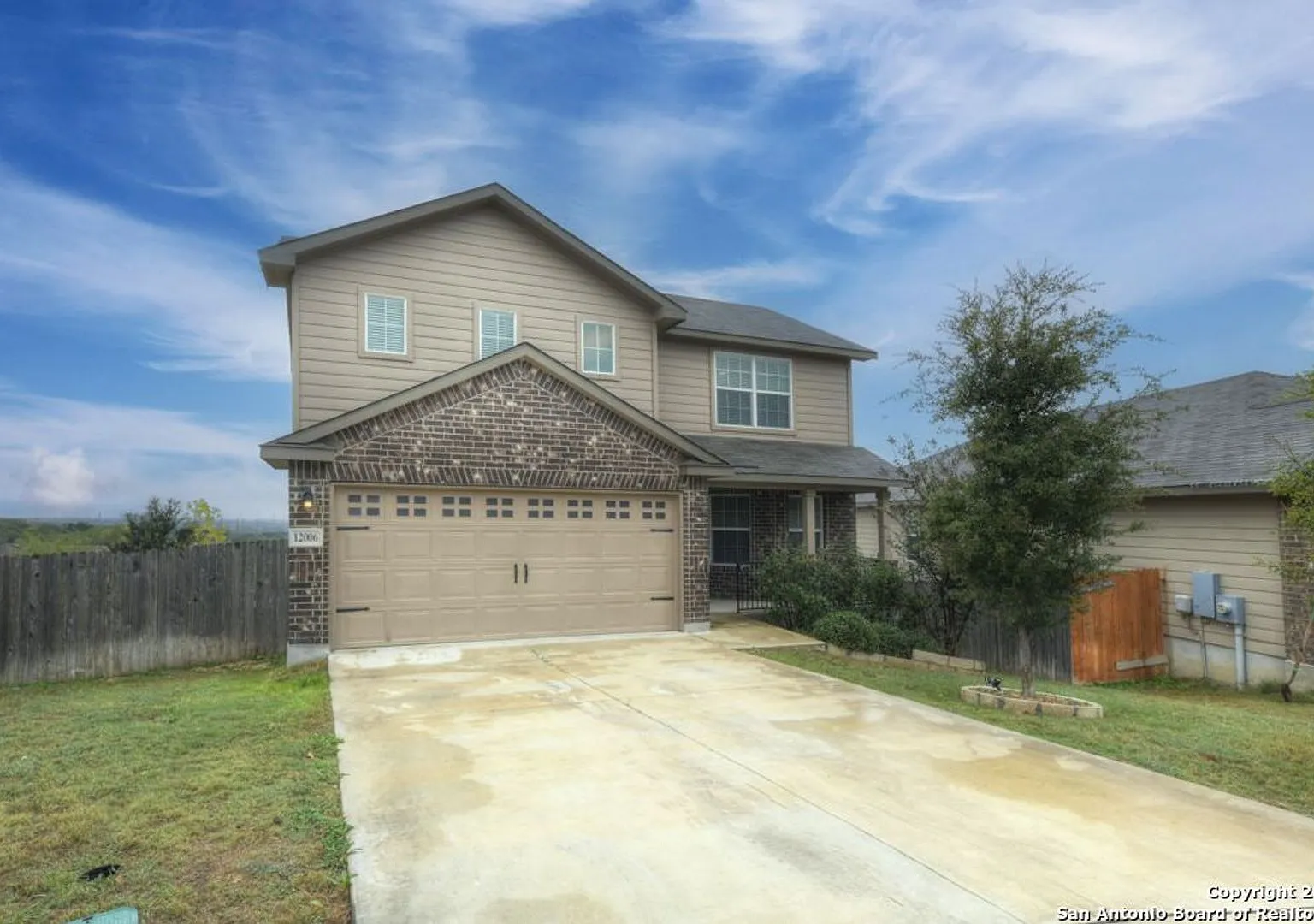 Charming Home Awaits: Spacious & Modern Living in a Prime Location — Photo 2