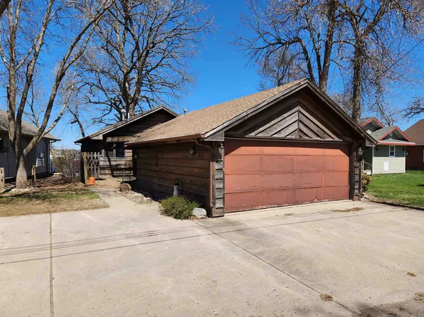 372 Lake Dr, Arnolds Park, IA 51331