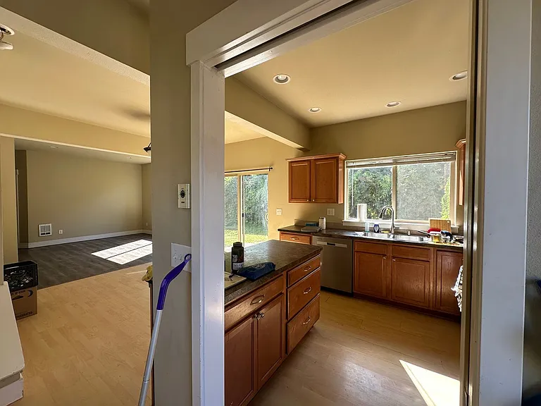901 Gladstone St — Photo 2