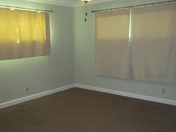 5th image of 204 Parkwood Dr