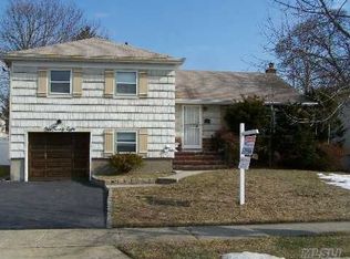 128 Chester Ave, Massapequa Park, NY 11762