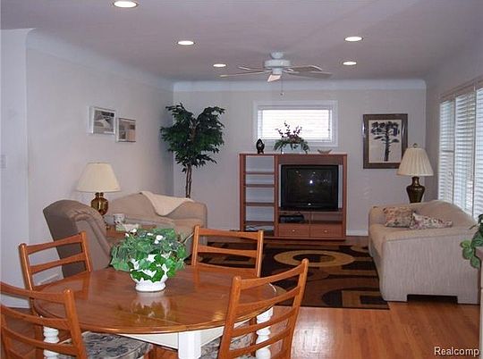 4th image of 10754 Lincoln Dr