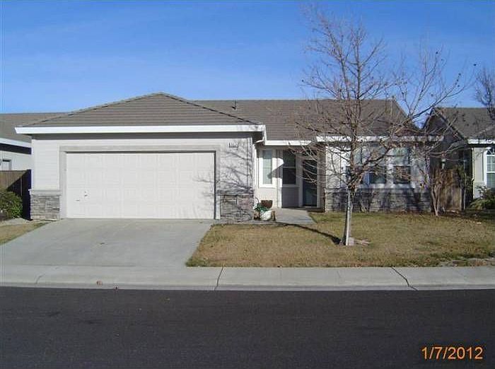 Great Curb Appeal!!