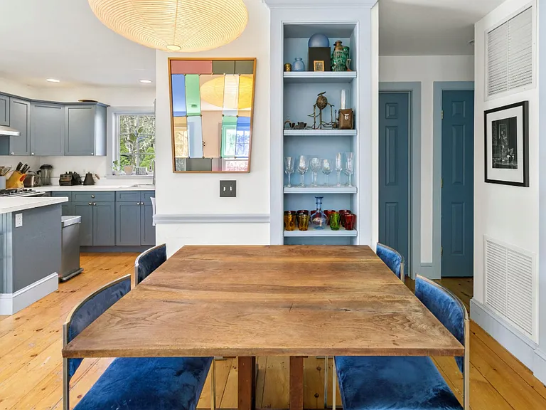 251 Meadows W — Photo 10